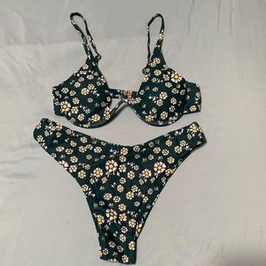 Green daisy bikini 💚